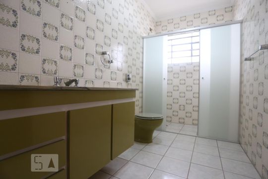 Banheiro de casa para alugar com 3 quartos, 200m² em Jardim das Vertentes, São Paulo