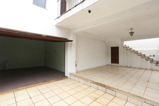 Garagem de casa para alugar com 3 quartos, 200m² em Jardim das Vertentes, São Paulo