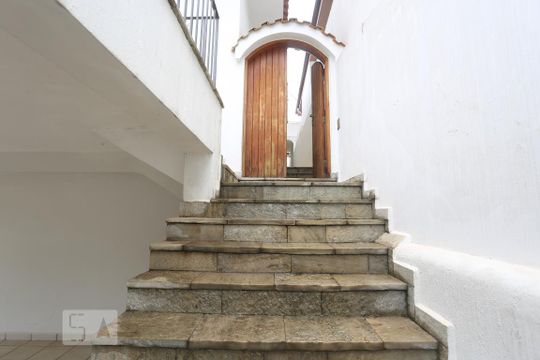 Escadas de Entrada de casa para alugar com 3 quartos, 200m² em Jardim das Vertentes, São Paulo