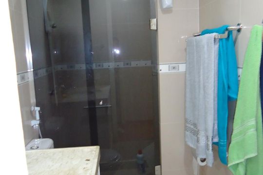 Banheiro de apartamento à venda com 2 quartos, 50m² em Engenhoca, Niterói