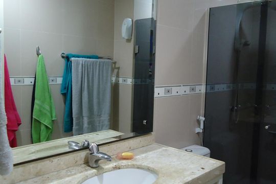 Banheiro de apartamento à venda com 2 quartos, 50m² em Engenhoca, Niterói