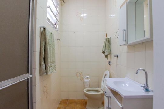 Banheiro de apartamento à venda com 2 quartos, 64m² em Passo da Areia, Porto Alegre