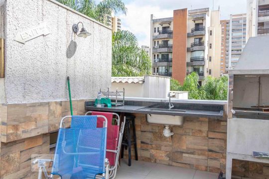 Varanda com churrascaria de casa de condomínio à venda com 2 quartos, 140m² em Real Parque, São Paulo