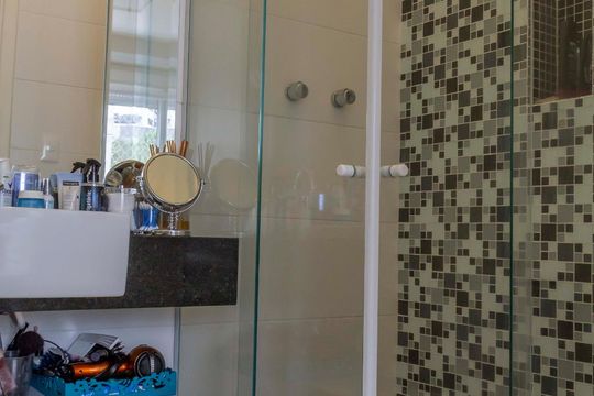 Banheiro 1 de casa de condomínio à venda com 2 quartos, 140m² em Real Parque, São Paulo