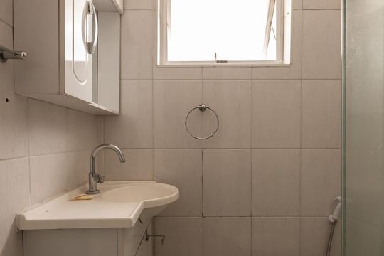Banheiro de kitnet/studio para alugar com 1 quarto, 35m² em Bela Vista, São Paulo