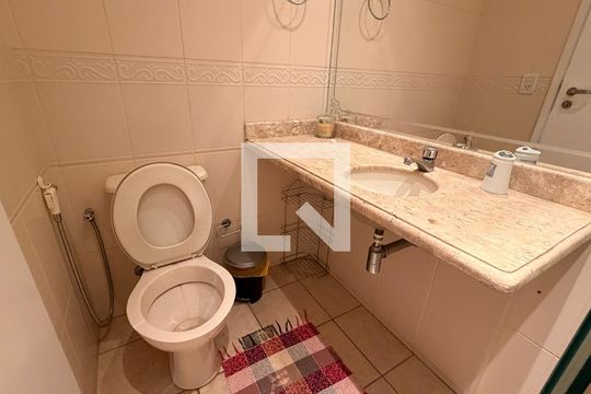 Banheiro da Suíte de apartamento para alugar com 2 quartos, 63m² em Setor Bela Vista, Goiânia