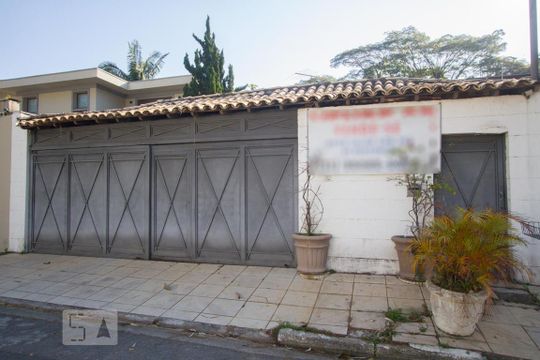 Fachada de casa de condomínio para alugar com 3 quartos, 490m² em Jardim dos Estados, São Paulo