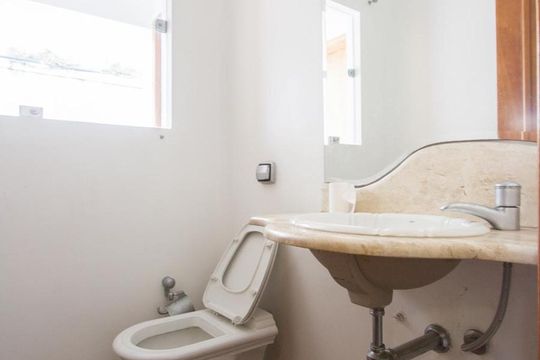Lavabo de casa de condomínio para alugar com 3 quartos, 490m² em Jardim dos Estados, São Paulo