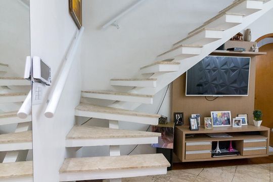Escadas de casa à venda com 4 quartos, 385m² em Jardim Toscana, Guarulhos