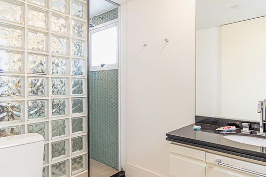 Banheiro da suíte de apartamento à venda com 1 quarto, 130m² em Itaim Bibi, São Paulo