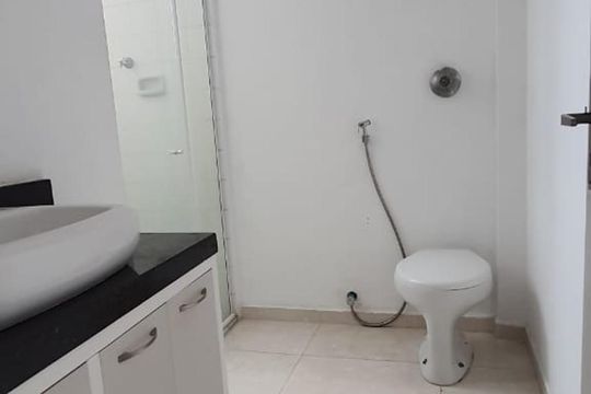 Banheiro social de apartamento para alugar com 2 quartos, 76m² em Santa Rosa, Niterói