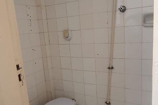 Banheiro de serviço de apartamento para alugar com 2 quartos, 76m² em Santa Rosa, Niterói