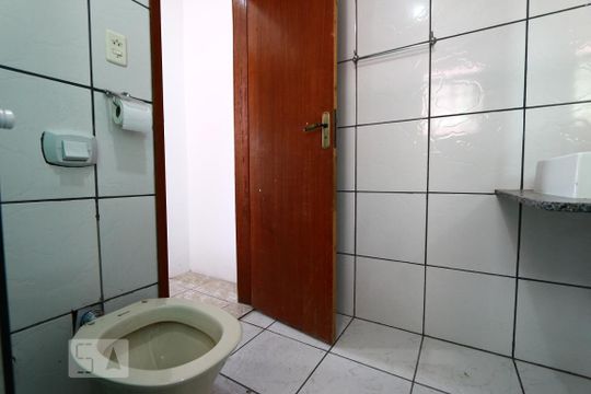 Banheiro de kitnet/studio para alugar com 1 quarto, 27m² em Curicica, Rio de Janeiro