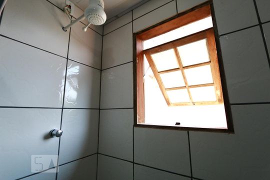Banheiro de kitnet/studio para alugar com 1 quarto, 27m² em Curicica, Rio de Janeiro