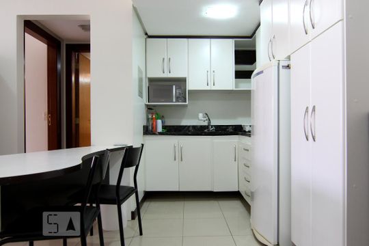 Cozinha de apartamento para alugar com 1 quarto, 53m² em Asa Norte, Brasília