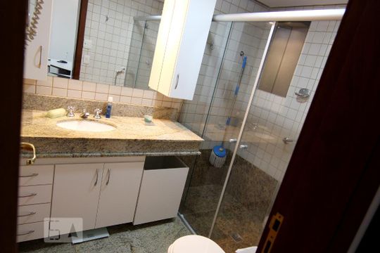 Banheiro de apartamento para alugar com 1 quarto, 53m² em Asa Norte, Brasília