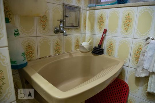 Banheiro de Serviço de apartamento para alugar com 2 quartos, 74m² em Copacabana, Rio de Janeiro