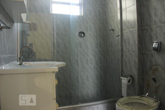 banheiro de apartamento para alugar com 2 quartos, 55m² em São Francisco Xavier, Rio de Janeiro