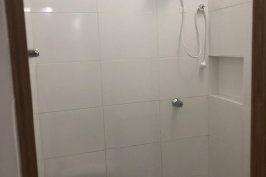 Banheiro de kitnet/studio para alugar com 1 quarto, 18m² em Mirandópolis, São Paulo