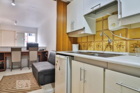 Cozinha de kitnet/studio para alugar com 1 quarto, 30m² em Cerqueira César, São Paulo