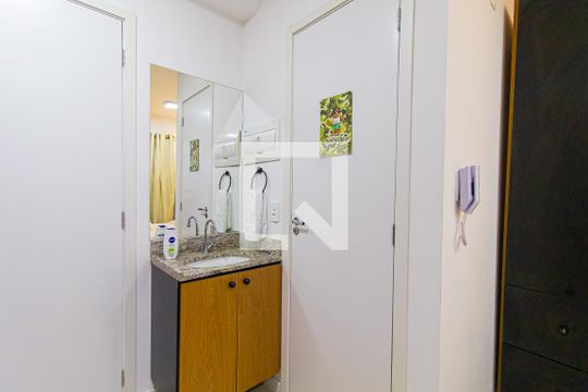 Banheiro de kitnet/studio para alugar com 1 quarto, 19m² em Bela Vista, São Paulo