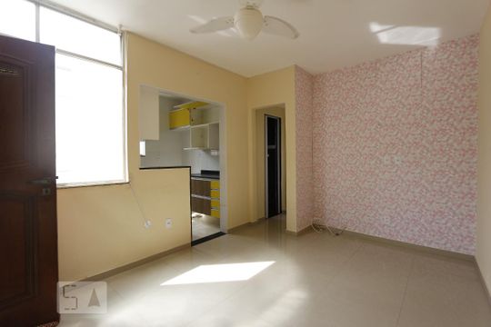 Sala de apartamento para alugar com 1 quarto, 40m² em Freguesia de Jacarepaguá, Rio de Janeiro