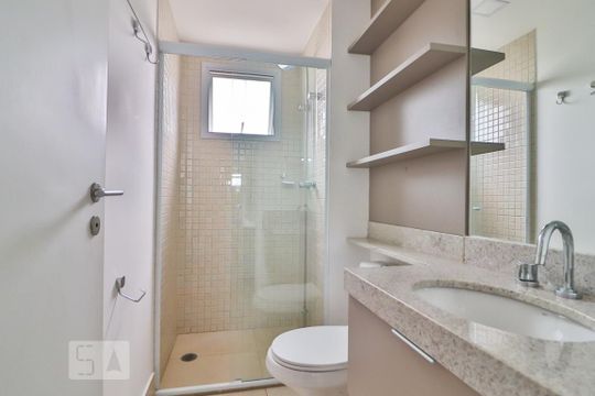 Banheiro de apartamento para alugar com 1 quarto, 40m² em Pinheiros, São Paulo