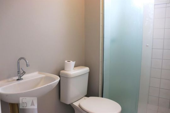Banheiro de apartamento à venda com 2 quartos, 50m² em Vila Firmiano Pinto, São Paulo