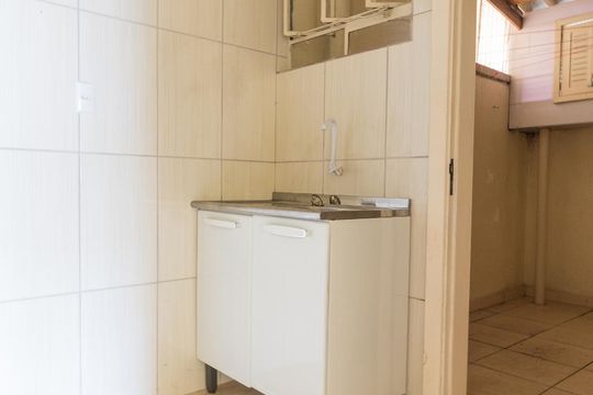 Cozinha de apartamento para alugar com 1 quarto, 40m² em Santa Cecília, Porto Alegre