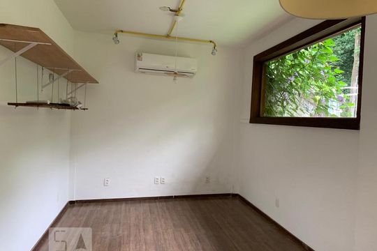 Quarto externo  de casa de condomínio à venda com 4 quartos, 180m² em Itanhangá, Rio de Janeiro