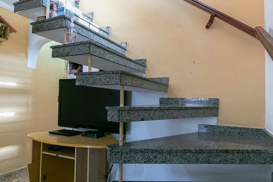 Escadas de casa para alugar com 3 quartos, 138m² em Vila Matilde, São Paulo
