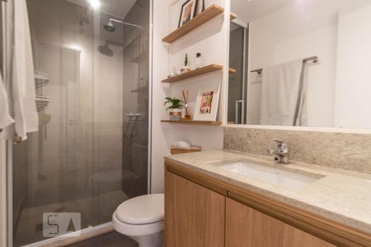 Banheiro de apartamento para alugar com 2 quartos, 65m² em São João, Porto Alegre