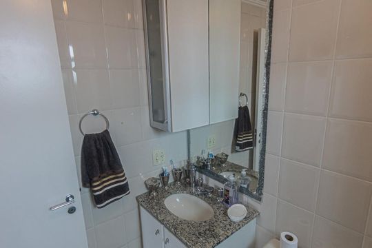 Banheiro Quarto 2 de apartamento para alugar com 2 quartos, 56m² em Vila Bertioga, São Paulo