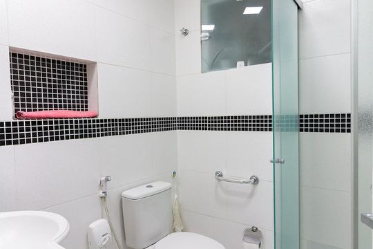 Banheiro social de apartamento à venda com 3 quartos, 70m² em Vila Rosália, Guarulhos