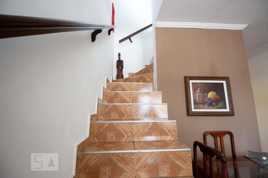 Escada de casa à venda com 4 quartos, 174m² em Vila Campestre, São Paulo