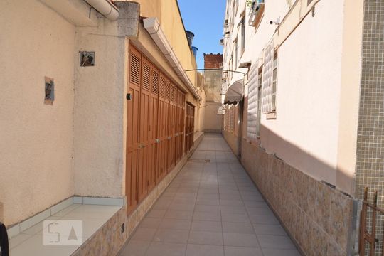 CORREDOR DA ENTRADA DO PRÉDIO de apartamento para alugar com 1 quarto, 38m² em Cachambi, Rio de Janeiro