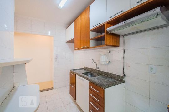 Cozinha de apartamento para alugar com 2 quartos, 59m² em Vila Brasílio Machado, São Paulo