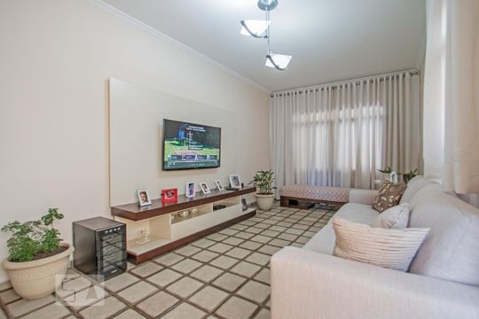 Casa à venda com 4 quartos, 180m² em Cupecê, São Paulo