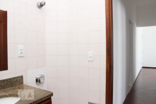 banheiro  de apartamento para alugar com 2 quartos, 60m² em Andaraí, Rio de Janeiro