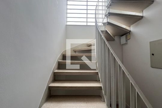Escada de casa para alugar com 5 quartos, 250m² em Jardim Vera Cruz, São Paulo