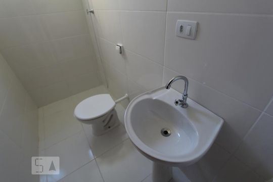 Banheiro de apartamento para alugar com 1 quarto, 30m² em Água Verde, Curitiba