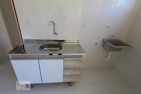 Cozinha de apartamento para alugar com 1 quarto, 30m² em Água Verde, Curitiba