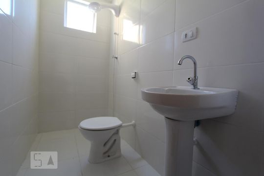 Banheiro de apartamento para alugar com 1 quarto, 30m² em Água Verde, Curitiba