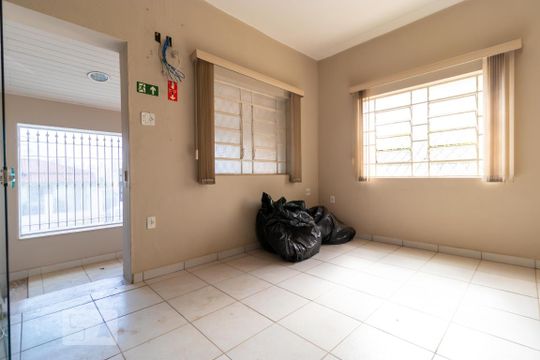 Sala 01 de casa para alugar com 3 quartos, 360m² em Novo Taquaral, Campinas
