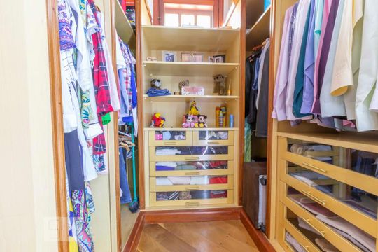 Closet  de casa para alugar com 3 quartos, 452m² em Vila América, São Paulo