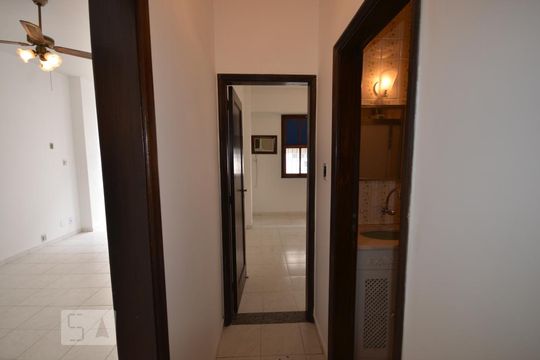 Corredor de apartamento para alugar com 2 quartos, 85m² em Catete, Rio de Janeiro