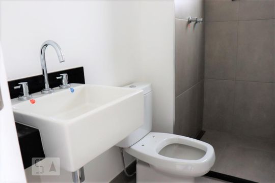 Banheiro de kitnet/studio para alugar com 1 quarto, 21m² em Vila Mariana, São Paulo