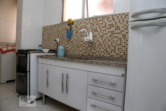 Cozinha de apartamento para alugar com 2 quartos, 60m² em Chácara Agrindus, Taboão da Serra