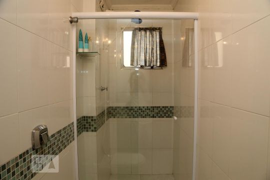 Banheiro de apartamento para alugar com 2 quartos, 60m² em Chácara Agrindus, Taboão da Serra