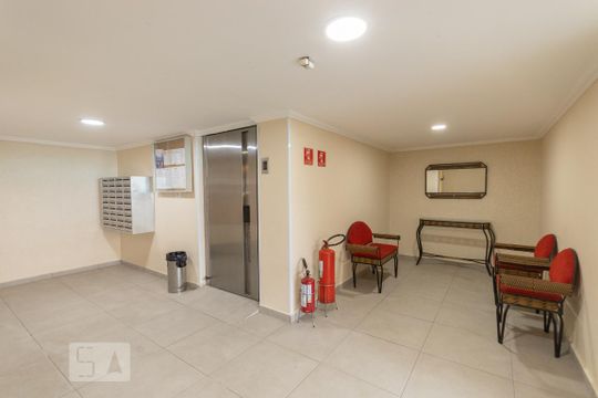Hall de entrada do bloco de apartamento para alugar com 2 quartos, 57m² em Itaquera, São Paulo